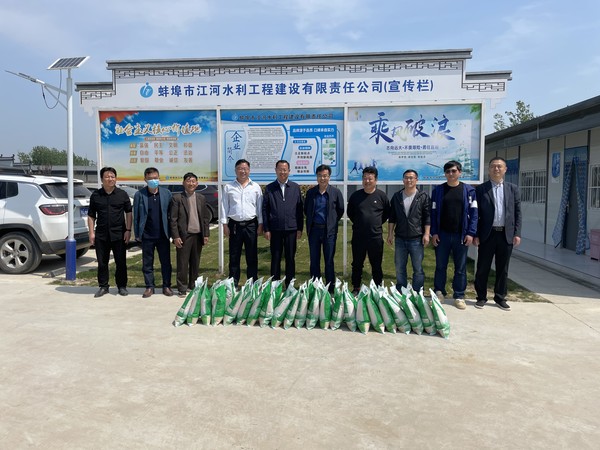 市水利局和市水投公司領導五一慰問蚌埠江河一線職工1.png
